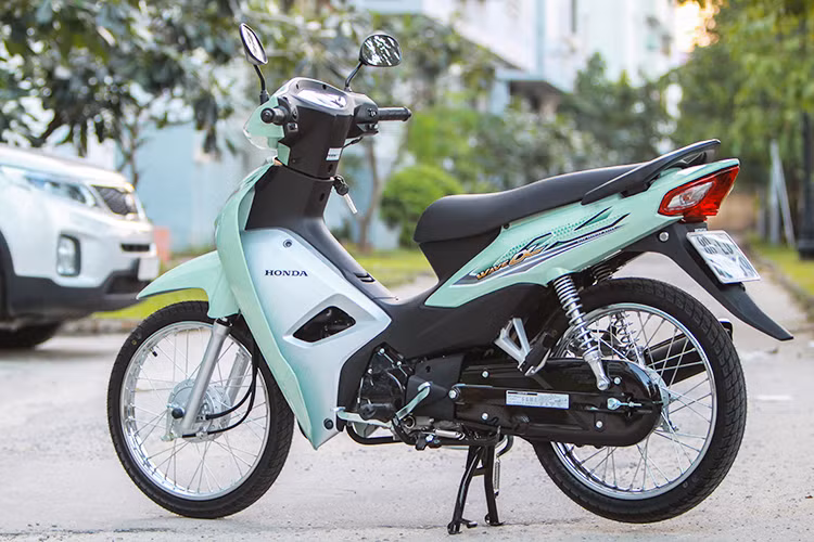 Với dung tích được nâng cao, động cơ của Wave Alpha 110 mới có công suất lớn hơn so với phiên bản cũ đạt 6,12 kW và mô-men xoắn cực đại 8,44 Nm. Theo đại diện Honda Việt Nam cho biết, chiếc xe có thể đạt tốc độ tối đa 92 km/h thay vì chỉ 87 km/h như phiên bản Wave Alpha 100 đồng thời có thời gian tăng tốc 0-200m được rút ngắn từ 14,4 xuống còn 13,8 giây.