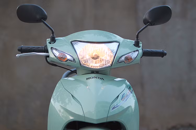 Trên phiên bản Wave Alpha 110 mới này, phần đầu của chiếc xe đã được Honda "bê nguyên" từ Wave Alpha 100 thế hệ cũ sang. Khác biệt dễ nhận ra nhất ở phần đầu xe là mặt nạ mới liền mạch hơn do không còn vị trí bắt vít giỏ xe và khe thoát âm của còi. Bên cạnh đó, phần đèn pha và xi nhan trước có thiết kế cách điệu ấn tượng hơn bản cũ.