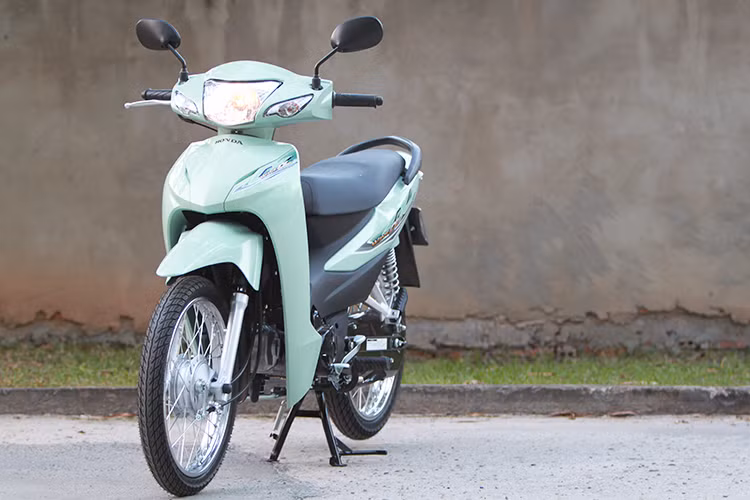 Là một mẫu xe số phổ thông, Honda đã cố gắng hướng thiết kế của Wave Alpha thế hệ thứ 3 này tới nhiều đối tượng người dùng và nhiều hoàn cảnh sử dụng nhất có thể. Chính vì vậy, chiếc xe có kiểu dáng không có sự khác biệt lớn so với phiên bản Wave Alpha 100 cũ, vốn đã được ra mắt cách đây hơn 10 năm vào tháng 7/2006. 