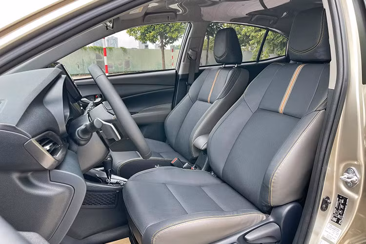 Toyota Vios G sử dụng khối động cơ 2NR-FE có dung tích 1.5L, sản sinh công suất tối đa 106 mã lực và mô-men xoắn cực đại 140 Nm. Xe đi kèm với hệ dẫn động cầu trước và hộp số tự động vô cấp CVT.