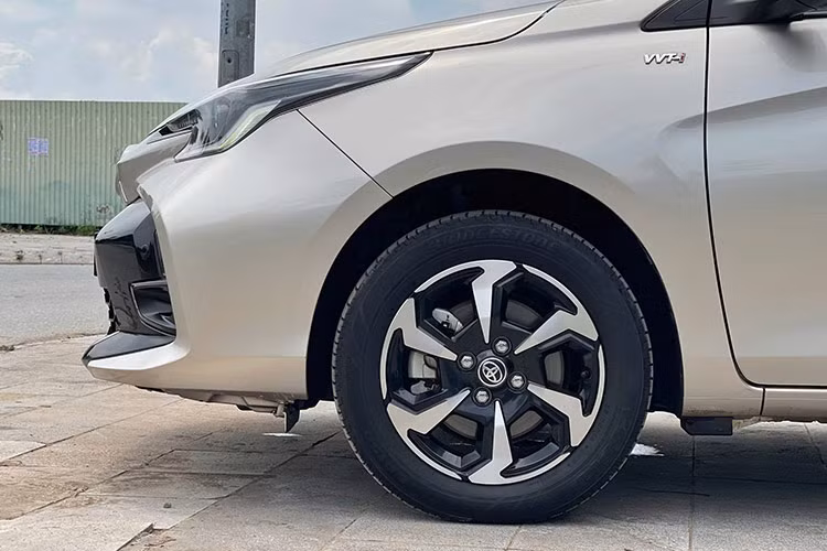 So với bản đời tiền nhiệm trước đó, hãng xe Nhật Bản đã thay đổi thiết kế la-zăng, trong khi kích thước vẫn giữ 15 inch. Không có khác biệt nào về đèn hậu trên bản mới. Riêng cản sau với dải phản quang được tinh chỉnh lại.