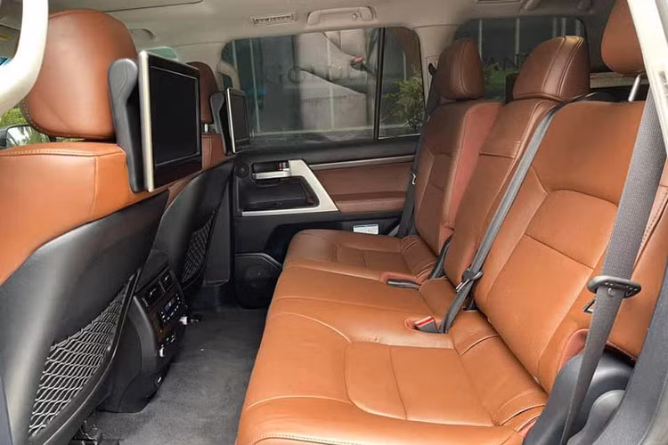 Toyota Land Cruiser VXS 2018 nhập khẩu Trung Đông sử dụng khối động cơ xăng V8 5.7L, công suất tối đa 381 mã lực, mô-men xoắn cực đại 543,7 Nm. Động cơ này đi kèm hộp số tự động 8 cấp và hệ dẫn động bốn bánh với các chế độ off-road.