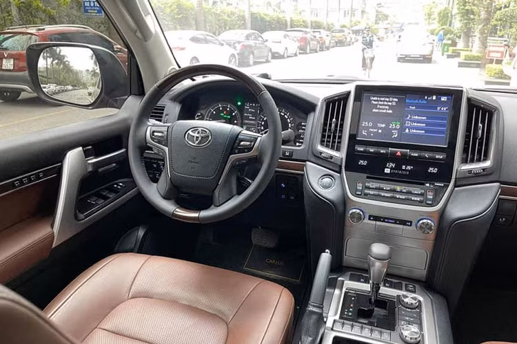 Bên trong nội thất xe theo quan sát có thể thấy một số chi tiết của Land Cruiser VXS 5.7L 2018 thiết kế tương tự bản VXR 4.6L. Da bọc là loại cao cấp, một số chi tiết ốp gỗ, kim loại chế tác tinh tế...