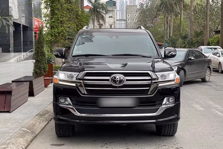 Tuy nhiên, chiếc xe trong bài được xem là khá đặc biệt khi chỉ mới lăn bánh khoảng hơn 1000km. Các chi tiết gần như còn rất mới. Xe có chiều Dài x Rộng x Cao tương ứng ở mức 4.990 x 1.980 x 1.905 mm, trục cơ sở 2.850 mm. Chiếc xe trong bài là bản VXS được độ bởi hãng MBS sở hữu ngoại thất hầm hố, dữ dằn hơn bản hiện hành chính hãng. Phần đầu xe với lưới tản nhiệt mạ crom hoàn toàn và cứng cáp nhờ những thanh ngang to bản nối liền hệ thống đèn chiếu sáng Full-Led.