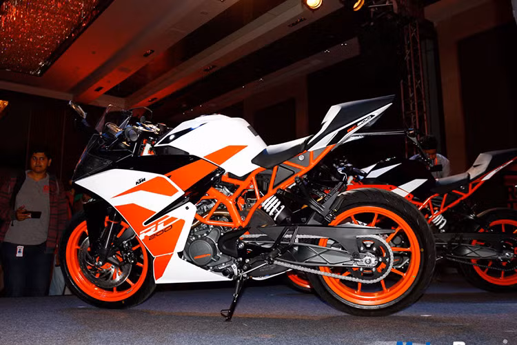 Bù lại, KTM RC200 2017 sẽ đi kèm yên được thiết kế với đệm dày hơn 12 mm, hứa hẹn mang đến cảm giác thoải mái cho người ngồi. So với RC390, RC200 2017 nhẹ hơn đáng kể với trọng lượng chỉ 154 kg.