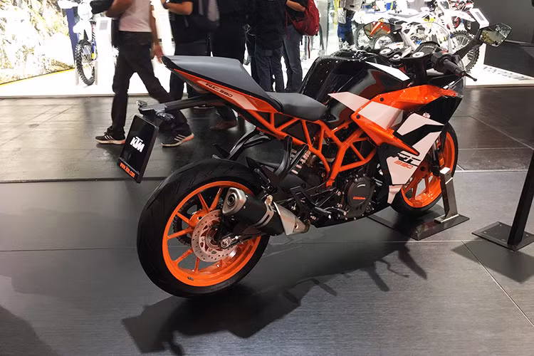 Ngoài ra, KTM RC390 2017 còn được trang bị bình nhiên liệu có dung tích 9,5 lít, phanh đĩa 320 mm trên bánh trước thay vì 300 mm như cũ và hệ thống xả mới với ống pô bằng thép không gỉ nằm bên dưới gầm. Cần phanh và tay côn của RC390 mới có thể tùy chỉnh.