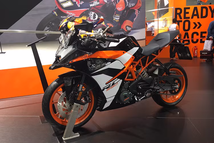 Chưa hết, KTM RC390 2017 còn có hệ thống kiểm soát khí thải bay hơi EVAP mới, sơn chống tia UV và gương chiếu hậu kích thước lớn hơn. Cuối cùng là trọng lượng 170 kg của KTM RC390 2017.
