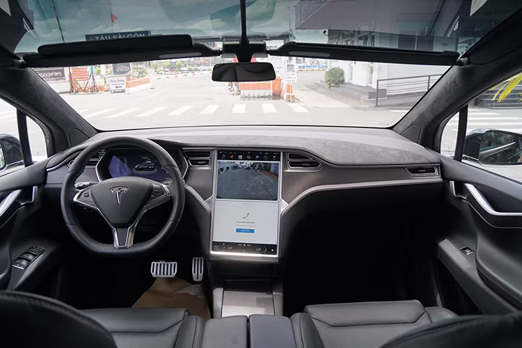 Xe có cửa hàng ghế trước mở ngang như thông thường, phía sau dạng Falcon Wing kiểu cánh chim. Quá trình mở thông minh giúp cửa có thể hoạt động ngay cả khi đỗ trong khu vực chật hẹp. Nội thất của Tesla Model được giản lược tối đa, với màn hình điều khiển 17 inch ở chính giữa. Vật liệu sử dụng đều thuộc hàng cao cấp như da lộn, carbon và nhôm.