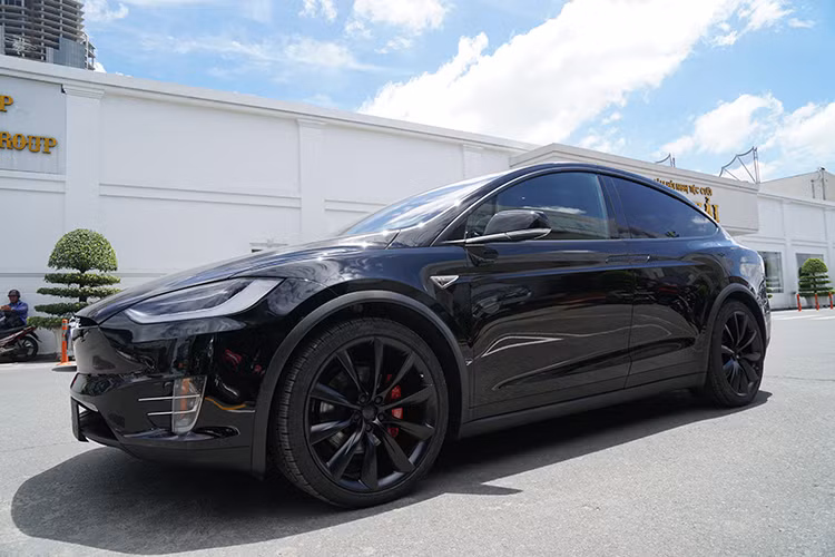 Tại thị trường quê nhà Mỹ, Tesla Model X có 5 bản trang bị khác nhau là 60D, 75D, 90D, P90D và P100D. Giá bán khởi điểm của xe ở thị trường Mỹ là 74.000 USD (tương đương 1,65 tỷ đồng). Giá bán cơ bản của chiếc Tesla Model X P100D tại Mỹ là 133.300 USD. Theo giới thạo tin, mức giá khi ra biển trắng tại Việt Nam của Tesla Model X khoảng hơn 8 tỷ đồng.
