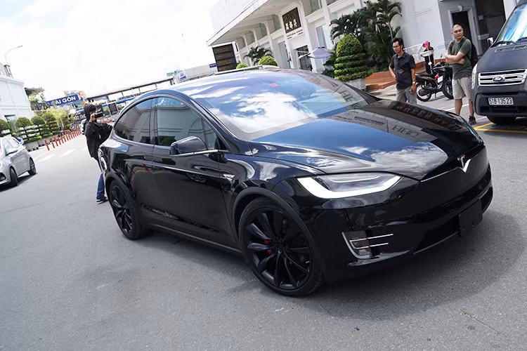 Sau nhiều tuần cập cảng, "siêu SUV" chạy điện vừa được đưa về showroom tại Sài Gòn. Đây là chiếc xe Tesla Model X thứ 2 được đưa về Việt Nam sau chiếc đầu tiên về Hà Nội hồi tháng 5/2017 vừa qua. Model X là dòng xe thương mại thứ 2 mà Tesla đưa vào sản xuất, ra mắt năm 2015. Tại Việt Nam, Tesla vẫn thuộc dạng hàng hiếm nếu so với mẫu BMW i8 do sử dụng động cơ hoàn toàn bằng điện.