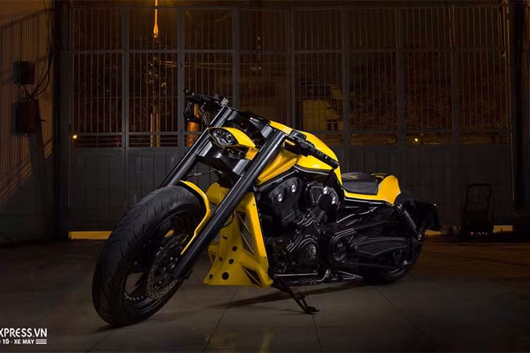 Ở dạng nguyên bản mẫu xe môtô Harley-Davidson V-Rod Muscle vốn đã là một trong những dòng cruiser mạnh mẽ và đầy "chất chơi" nhất. Tuy nhiên không bằng lòng với chiếc xe nguyên bản, nhiều chủ sở hữu V-Rod Muscle không chỉ trên Thế giới mà còn tại Việt Nam đã tiếp tục độ lại để xe trở nên "độc" hơn nữa.