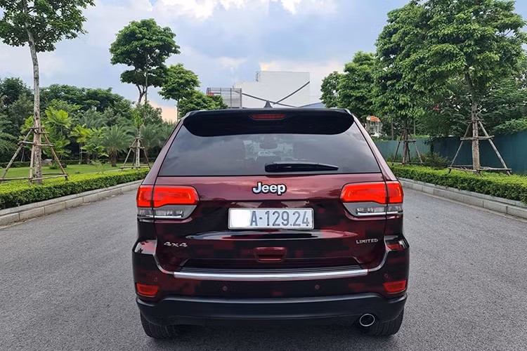Ở thời điểm ra mắt, phiên bản 4x4 của mẫu xe SUV Jeep Grand Cherokee 2017 có giá bán khởi điểm tại Mỹ là 53.995 USD. Còn phiên bản 4x2 sẽ có mức giá thấp hơn là 50.995 USD. 