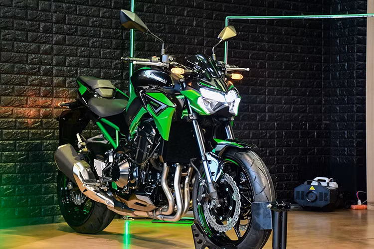Gia xe moto Kawasaki Z900 giam gan 100 trieu dong tai Viet Nam