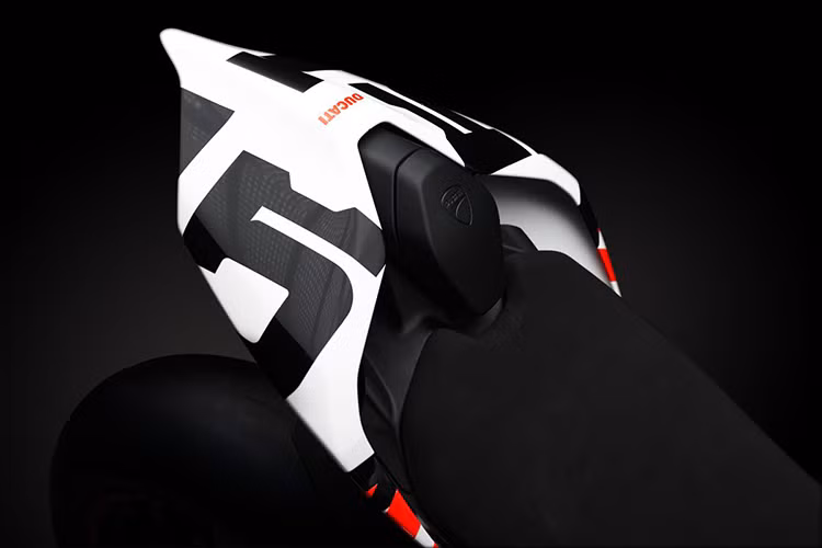 Dựa vào hình ảnh thiết kế mà hãng xe môtô Ducati vừa đăng tải, có thể thấy bộ tem Ducati Streetfighter V4 mới khá giống với thiết kế tem xe trên mẫu Hypermotard 950 Concept vừa xuất hiện tại sự kiện Concorso d’Eleganza Villa d’Este với các họa tiết dạng điểm ảnh.