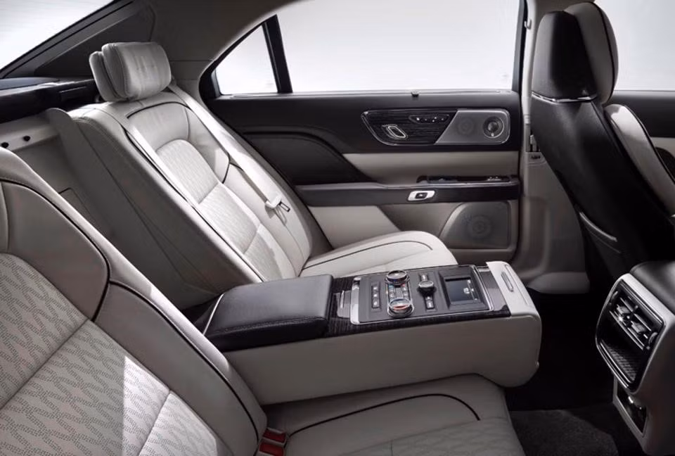 Mẫu sedan Lincoln Continental 2017 được hy vọng sẽ gặt hái nhiều thành công cho hãng. Đây là sự hồi sinh của các giá trị cổ điển của Lincoln. Quan trọng hơn hết, Lincoln Continental sở hữu được những tính năng hiện đại phù hợp với bước phát triển của ngành công nghiệp ôtô thế giới.
