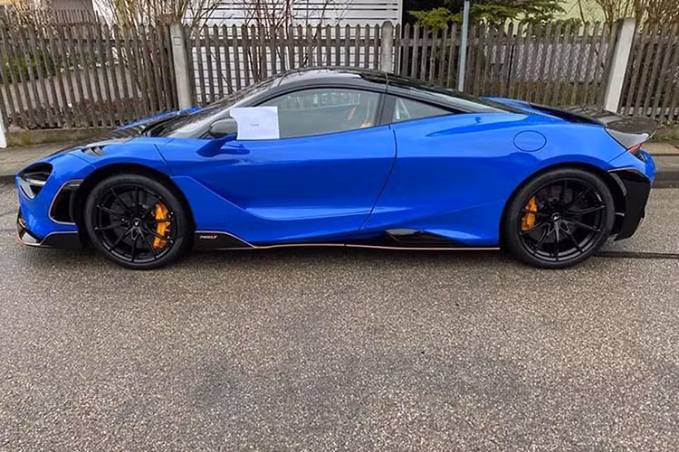 Động cơ V8 dung tích 4.0L tăng áp kép trên McLaren 720S vẫn được sử dụng trên mẫu 765LT nhưng tinh chỉnh cho sức mạnh lớn hơn với công suất tối đa 755 mã lực cùng 799 Nm mô-men xoắn cực đại. Hộp số 7 cấp ly hợp kép đi kèm công nghệ “limit downshift” giúp quá trình sang số nhanh hơn 720S lên tới 15%. 