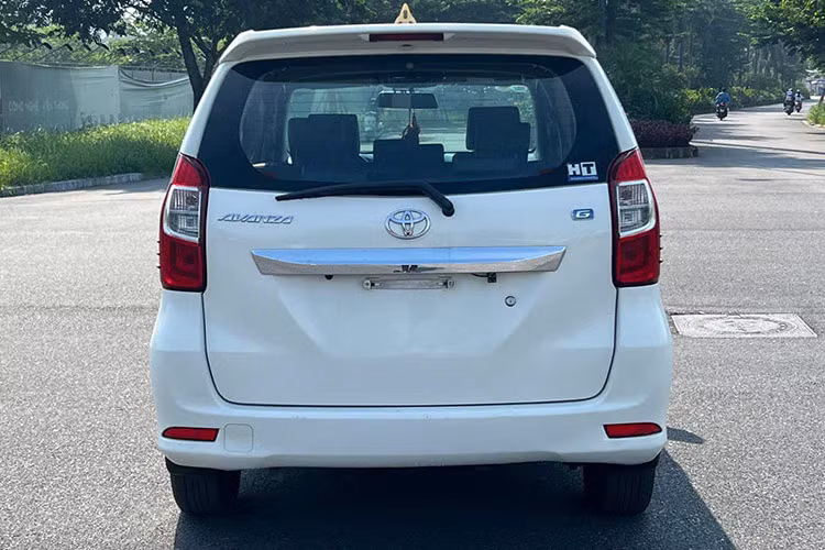 Về ngoại hình, Toyota Avanza 2019 được thiết kế với kích thước nhỏ gọn hơn so với đàn anh Innova, với chiều dài, rộng và cao lần lượt là 4.190 x 1.660 x 1.695 mm, chiều dài cơ sở 2.655 mm và khoảng sáng gầm xe 200 mm. Nhờ vậy, Avanza trở nên linh hoạt trong các khu vực đô thị đông đúc và dễ dàng di chuyển, luồn lách qua những con đường chật hẹp.
