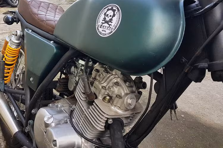 Toàn bộ hệ thống điện của chiếc xe cũng đã phục chế lại, đề phòng những sự cố bất ngờ khiến chủ xe buộc phải dừng hành trình giữa đường. Trong khi đó, khối động cơ 125 cc SOHC nguyên bản của xe không thay đổi.