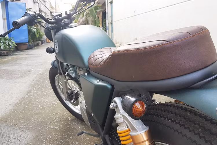 Bộ khung của chiếc Suzuki GN125 độ này cũng được làm mới ấn tượng và bền bỉ hơn. Đuôi xe được lắp thêm đèn báo cỡ nhỏ, dè trước sau của xe cũng được cắt gọt sau cho phù hợp hơn với phong cách tracker mạnh mẽ.