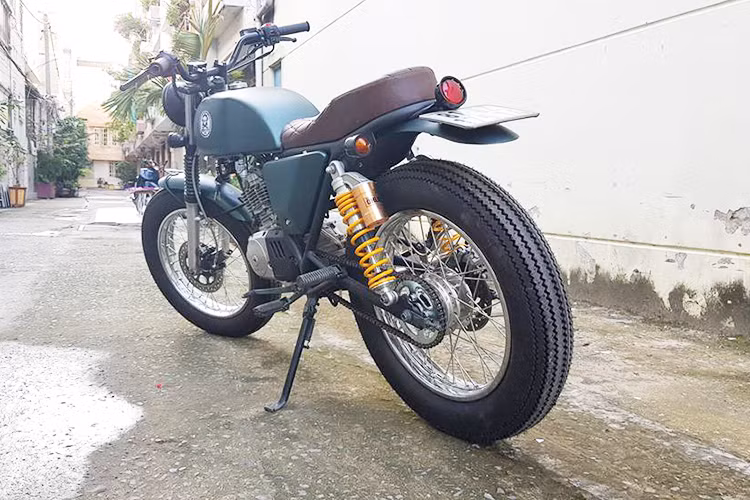 Dàn chân trước và sau của xe cùng được làm mới, tuy nhiên ấn tượng hơn cả vẫn là giảm sóc phuộc dầu màu vàng cá tính ở phía sau mang thương hiệu Ohlins đắt giá. Hệ thống phanh đĩa trướ nguyên bản, phía sau phanh đùm đã được thay thế bằng đĩa đơn an toàn hơn.
