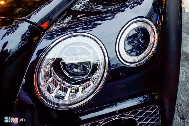 Cụm đèn được thiết kế tỉ mỉ với chóa đèn dạng kim cương, tập trung ánh sáng, trông rất tinh xảo.
