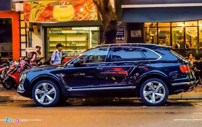 Mẫu xe này dùng chung khung gầm với Audi Q7 và A8. Tuy nhiên Bentayga được điều chỉnh lại thiết kế phù hợp với truyền thống của hãng. Khách hàng Bentley thường là những người rất khó tính, vì vậy họ đòi hỏi sản phẩm phải tỉ mỉ đến từng chi tiết. Bentley cũng đưa ra gói tùy chọn theo kiểu bespoke của Rolls-Royce giúp khách hàng tham gia vào quá trình thiết kế và chế tạo chiếc xe của mình.