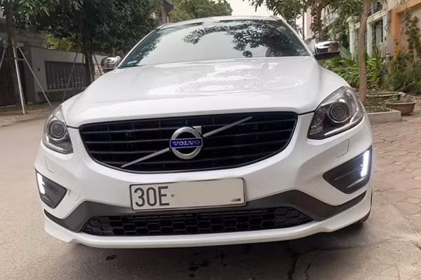 Trên phiên bản thể thao T5 AWD R-Design này, đầu xe nổi bật với cụm lưới tản nhiệt dạng nan ngang bo tròn các góc thay vì kiểu nan dọc như phiên bản Momentum và Inscription. Logo thương hiệu Volvo vẫn được đặt chéo trên lưới tản nhiệt tương tự những mẫu xe khác trong gia đình của Hãng xe Thụy Điển. Cụm đèn pha có khả năng điều chỉnh góc chiếu tự động, đèn sương mù dạng LED.