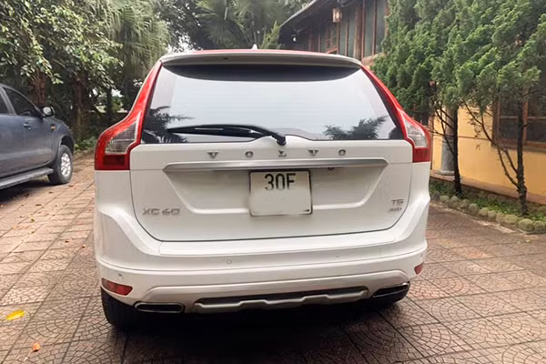 Giống như các dòng SUV khác của Volvo cùng thời kỳ, XC60 có phần đuôi đơn giản với điểm nhấn là cặp đèn hậu chạy dọc theo 2 bên cột D của xe cùng dòng chữ Volvo với các ký tự tách xa nhau đặt trên hốc biển số. Hệ thống ống xả đơn đặt đối xứng 2 bên, thanh kim loại mạ chrome ốp chính giữa đi kèm dòng chữ Volvo phía trên.