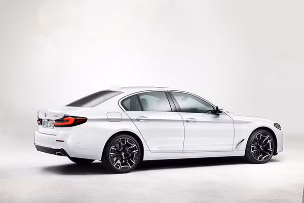 BMW 5-Series 2021 gan 2 ty sap ve Viet Nam, dau Mercedes E-Class?-Hinh-3