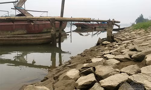 Ban ngày tàu hút cát nằm bất động.