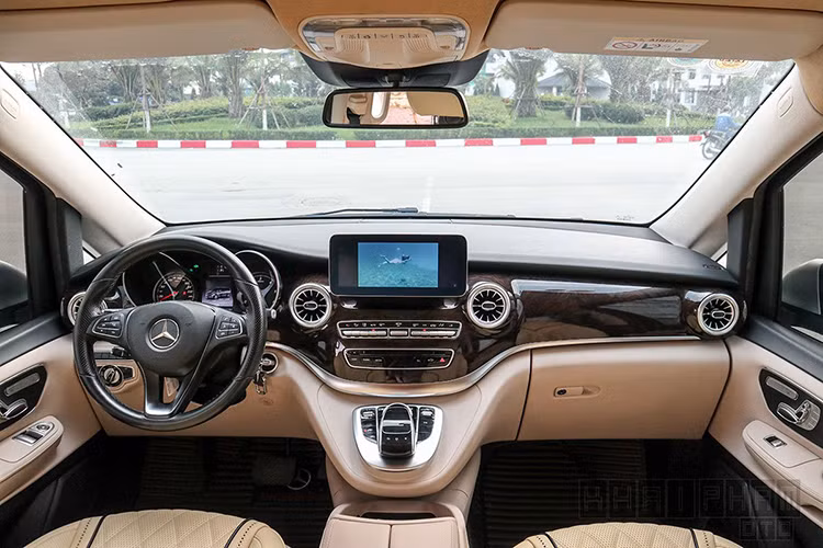 Bước vào khoang nội thất, không còn hình bóng của chiếc MPV Mercedes-Benz V-Class mà thay vào đó là sự trải nghiệm của sự tiện nghi với hầu hết các chi tiết đã được nâng tầm. Hầu hết những chi tiết của xe được làm mới gần như hoàn toàn, đặc biệt là dàn ghế đã được thay mới với những tuỳ chọn trước nay chưa có và được nhập khẩu từ nước ngoài.
