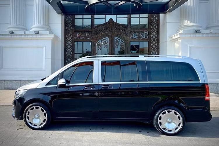Tại Việt Nam, nhiều chủ sở hữu dòng V-Class không chỉ muốn chiếc xe có ngoại hình giống phong cách của xe siêu sang Maybach mà còn được nâng cấp khoang nội thất đẳng cấp với hầu hết các chi tiết đã được cách tân mang đến sự độc đáo và cá tính.