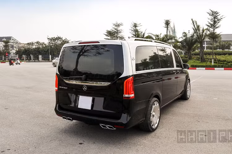 Phiên bản trong bài viết này là Mercedes-Benz V220 CDI, sử dụng động cơ diesel 2.2l, với công suất 163 mã lực và mô-men xoắn cực đại 380 Nm. Xe được trang bị an toàn bởi hệ thống chống bó cứng phanh, hỗ trợ lực phanh khẩn cấp, chống trượt khi tăng tốc, kiểm soát ổn định thân xe điện tử, đỗ xe tự động, camera lùi, cảnh báo mất tập trung...