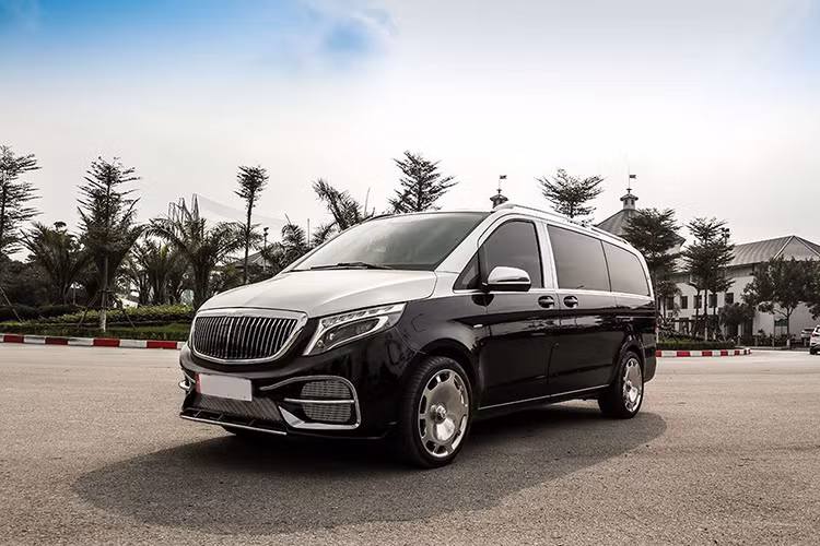 Khi ra mắt tại Việt Nam, giá xe Mercedes V220 CDI được bán ra chính hãng khoảng hơn 2,5 tỷ đồng. Giá xe Mercedes-Benz V-Class Maybach bản độ trong bài viết này đang được chào bán hơn 2,2 tỷ đồng, xe thuộc đời 2017 và đã đăng ký biển số ở TP HCM.