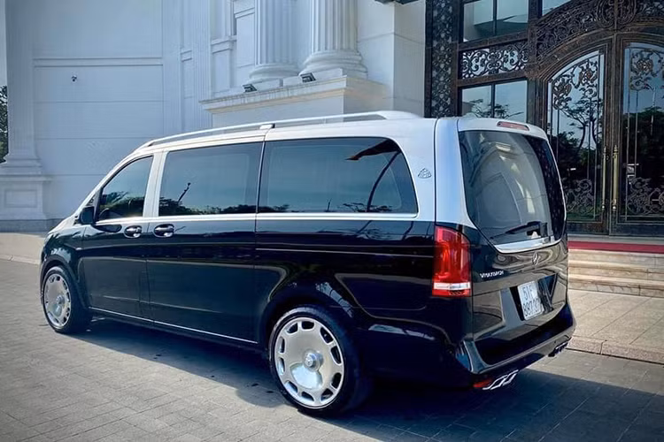 Cụm đèn trước của xe vẫn được giữ nguyên bản với đèn định vị ban ngày và đèn pha dạng LED có tính năng điều chỉnh theo góc đánh lái, bật/tắt tự động... Đuôi xe của chiếc V-Class độ này được gắn thêm chữ "VMaybach", kèm logo cũng khiến nhiều người lầm tưởng đây là phiên bản chính hãng, ống xả đôi của xe được độ lại 2 bên cân đối.