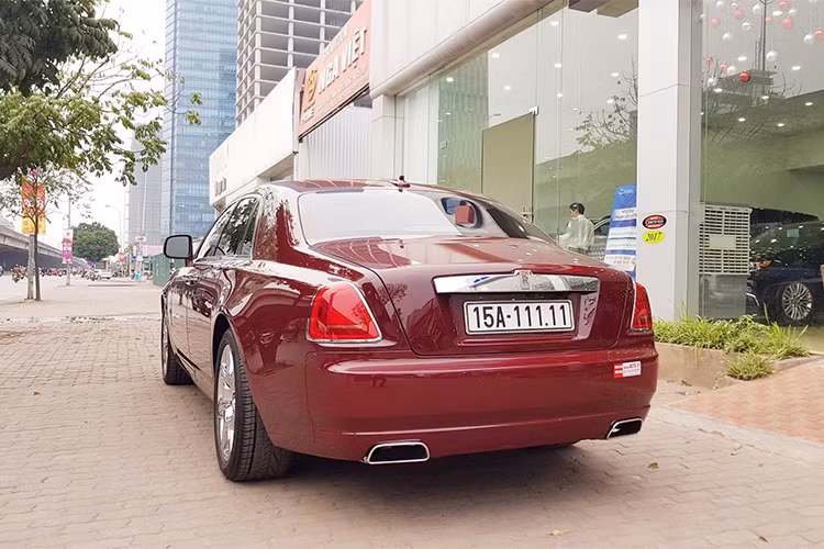 Đặc biệt chiếc xe này lại sở hữu biển số "độc" của Hải Phòng với 5 chữ số 1 đều thẳng tắp, kèm theo màu phong thủy đá đỏ Ruby. Theo lời người rao bán, chiếc xe đã đi được trên 1 vạn km, tức là còn khá mới so với số năm tồn tại. Và giá trị giao dịch của xe khoảng trên 11 tỷ đồng.