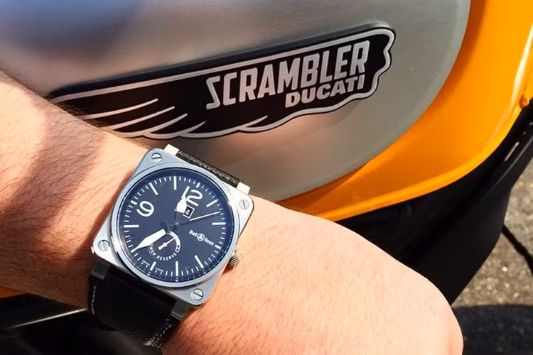 Mẫu đồng hồ nam tính Bell &amp; Ross được phân phối và bảo hành chính hãng tại Việt Nam với mức giá tương đương với thị trường nước ngoài – khoảng hơn 100 triệu đồng. Khi đi kèm với mẫu Ducati Scrambler hơn 300 triệu, nó quả thật "xứng đôi".