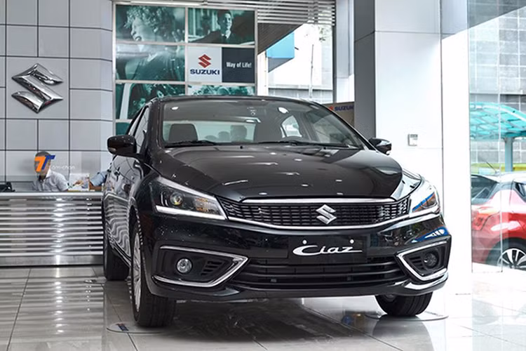Quay lại với chiếc Suzuki Ciaz 2020, đây là tháng đầu tiên trong năm nay dòng xe này công bố kết quả sau gần một năm bị ngừng phân phối tại thị trường Việt. Suzuki Ciaz 2020 mới chỉ bán được 12 xe trong tháng đầu tiên ra mắt, xe được nâng cấp nhẹ về diện mạo và bổ sung thêm công nghệ so với đời cũ. Trong năm 2019, doanh số của mẫu sedan hạng B này đạt mức 1.756 xe.