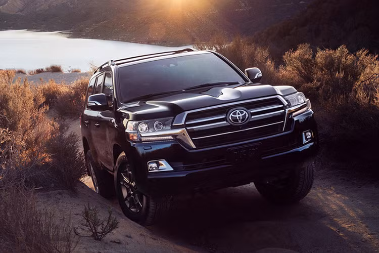 Doanh số Toyota Land Cruiser tháng này chỉ là 3 chiếc, giảm gần 85% (15 xe) so với tháng trước. Sự sụt giảm đáng kể về doanh số khiến cho mẫu SUV hạng sang này giảm một hạng trên bảng xếp hạng ôtô bán chậm. Tính từ đầu năm đến hết tháng 9, Toyota Việt Nam đã bán được 168 xe Land Cruiser.