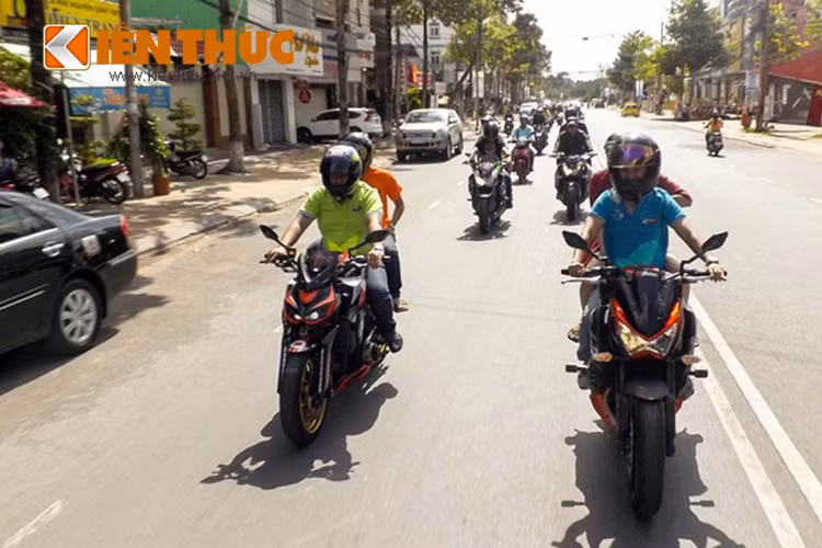 Những chiếc Z1000 đã được các chủ xe trang bị dàn áo độ phong cách mới và gắn thêm một số đồ chơi hàng hiệu.