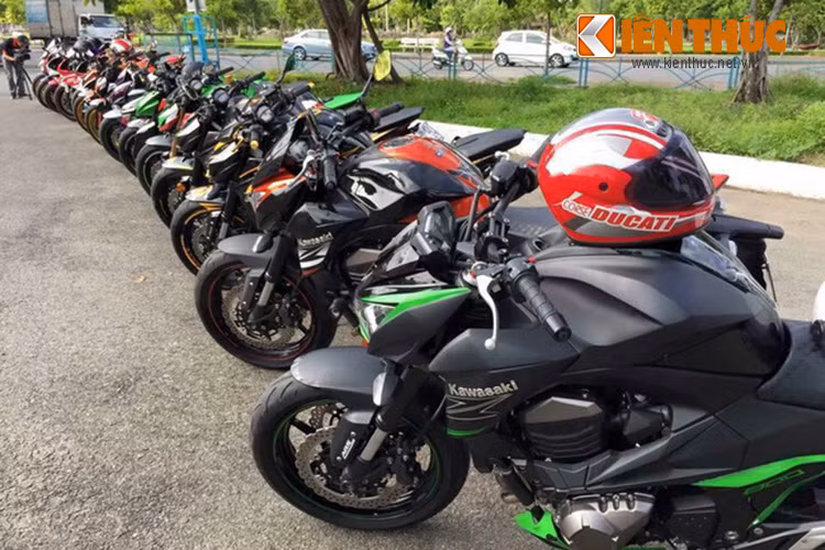 Ngoài những chiếc Kawasaki Z1000, tại buổi gặp mặt này còn xuất hiện một số xe Z800 của Kawasaki.
