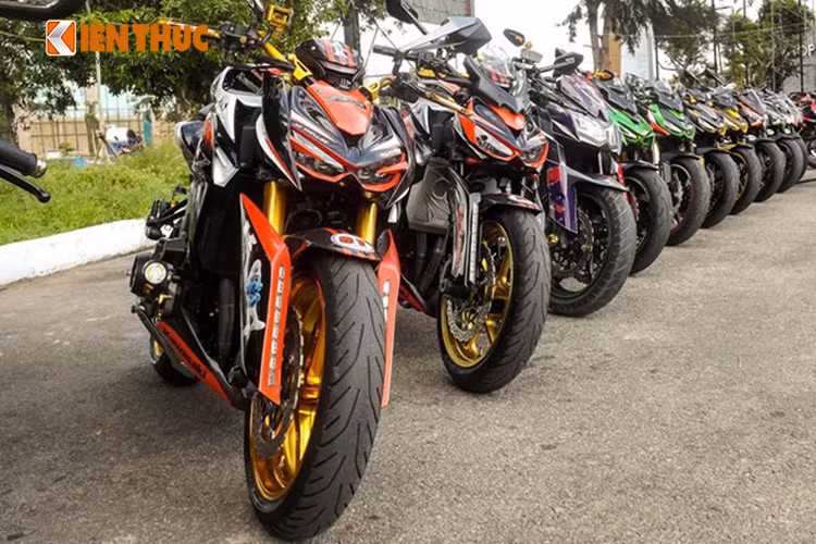 Cặp đôi Kawasaki Z1000 2015 được trang bị khá nhiều đồ chơi hàng hiệu.