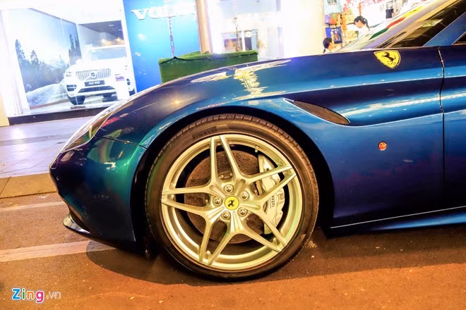 Xe được trang bị vành hợp kim nhôm kiểu ngôi sao, mang phong cách của những chiếc Ferrari 599. Bên trong là hệ thống phanh hiệu suất cao gốm-carbon, đi cùng kẹp phanh Brembo, tích hợp ABS. Xe có thể giảm tốc từ 100 xuống 0 km/h chỉ với quãng đường 34 m.