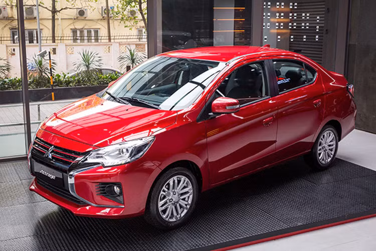  Mitsubishi Attrage: 233 xe Tương tự phần lớn các đối thủ cùng phân khúc, Mitsubishi Attrage cũng sụt giảm doanh số so với tháng liền trước. Theo đó, xe bán ra 233 xe, giảm 5,6%. Do đó, vị trí của xe trong phân khúc sedan hạng B không hề thay đổi. Mitsubishi Attrage là xe nhập khẩu nguyên chiếc nên không đủ điều kiện nhận chính sách hỗ trợ 50% lệ phí trước bạ của Nhà nước. 