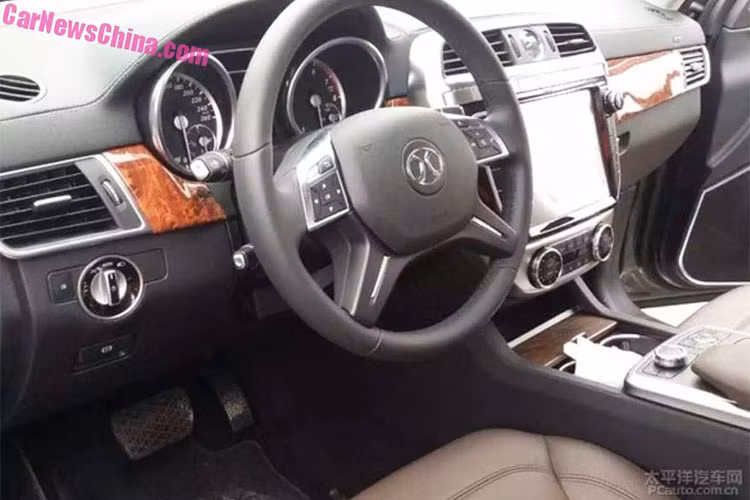 Mẫu BJ90 chỉ có một lựa chọn duy nhất là động cơ tăng áp kép V6. Động cơ này được lấy nguồn trực tiếp từ Mercedes-Benz, với mã động cơ “276821”. Dựa theo thông số kỹ thuật chính thức được cung cấp bởi Beijing Auto, máy tăng áp kép V6 này có thể đem đến 328 mã lực.