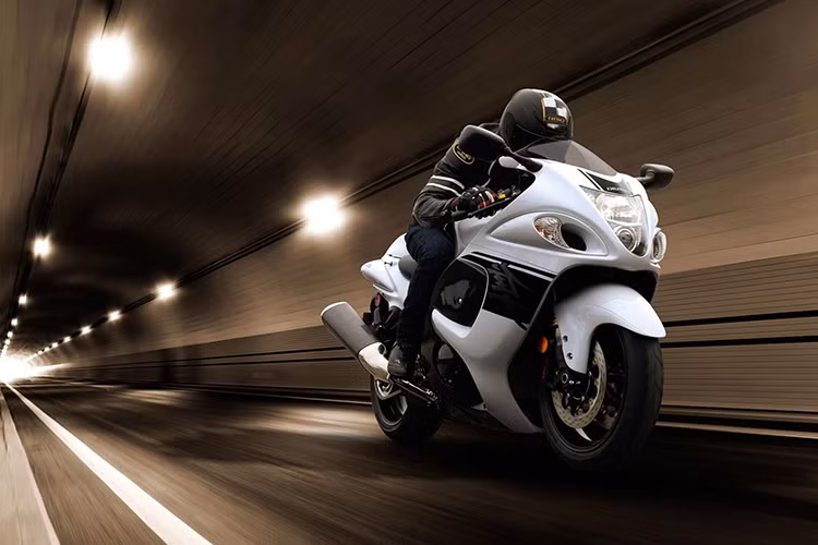 Suzuki Hayabusa 2017 mang động cơ 4 xi-lanh, dung tích 1340cc, sản sinh công suất tối đa 200 mã lực và mô-men xoắn cực đại 139 Nm, khả năng tăng tốc từ 0 – 60 km/h trong 2,76 giây trước khi đạt vận tốc tối đa 300 km/h. Những tính năng đáng chú ý như: hệ thống chọn chế độ lái của Suzuki, van bướm ga kép, phanh đĩa trước Brembo, phuộc lồng và van bugi Iridium.