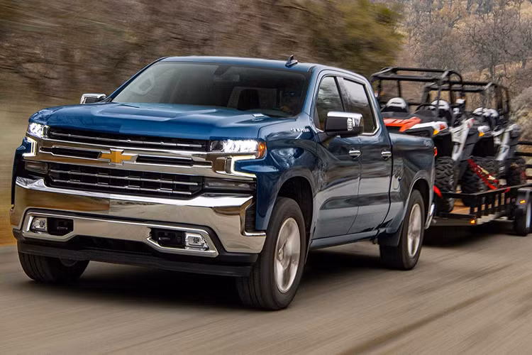 Tại thị trường Mỹ, mẫu xe bán tải cỡ lớn Chevrolet Silverado 1500 là đối thủ cạnh tranh trực tiếp với Ford F-150, RAM 1500 hay Toyota Tundra trong phân khúc bán tải cỡ lớn. Chevrolet Silverado 1500 2019 sẽ đến tay khách hàng ngay trong tháng tới đây.
