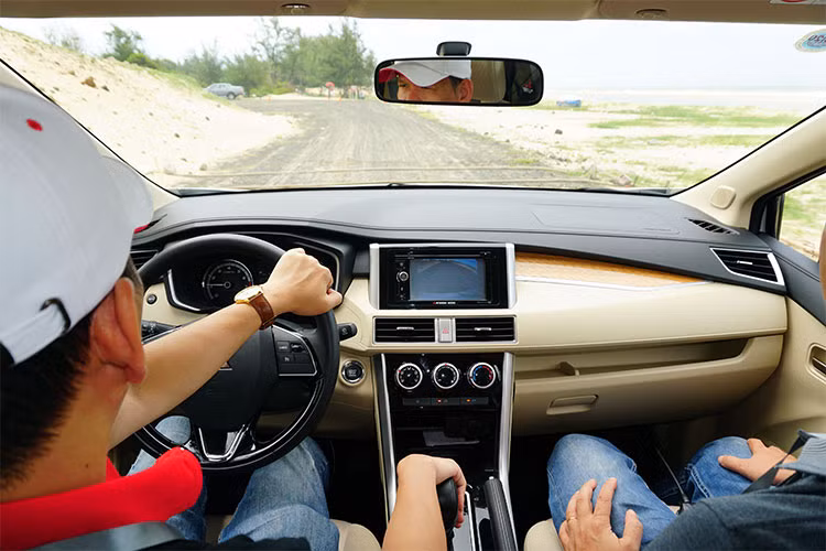 Đáng chú ý trên mẫu xe lai giữa SUV và MPV này là việc sở hữu khoảng sáng gầm 205 mm - được đánh giá là "an toàn cho mùa mưa lũ" tại Việt Nam. Nhưng theo một số khách hàng trải nghiệm và đánh giá xe khi hạy ở tốc độ trên 80 km/h lại thấy rõ sự bồng bềnh của xe dù chở tới 7 người.