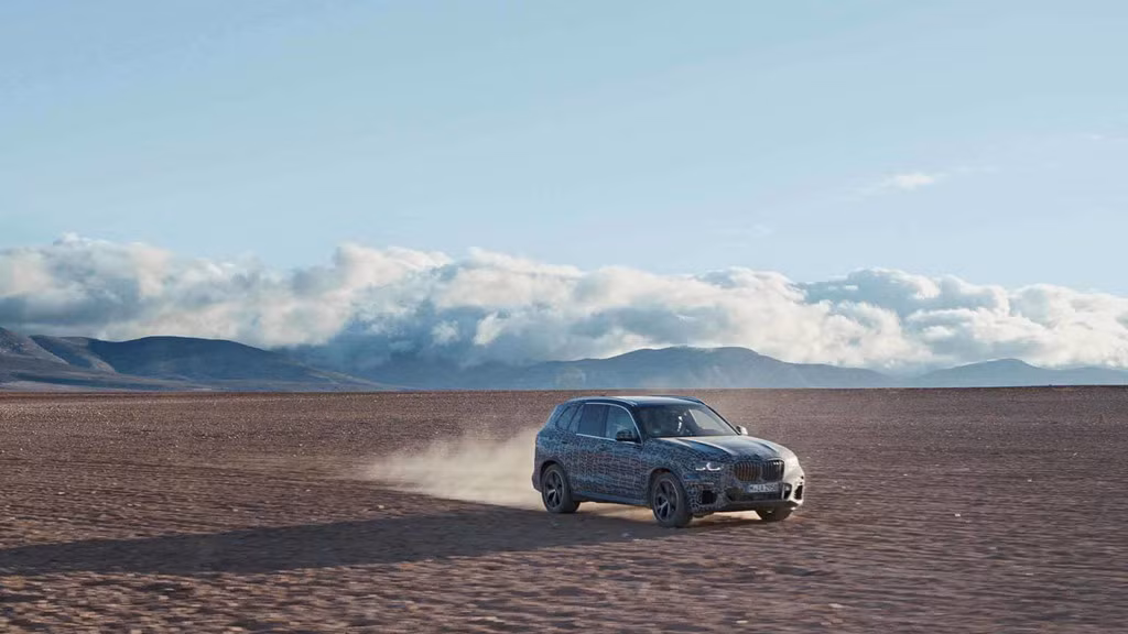 Hãng xe ôtô BMW cũng cho biết X5 thế hệ mới đã chạy thử nghiệm trên nhiều dạng địa hình khác nhau vòng quanh thế giới, từ vòng cực Bắc ở Thụy Điển, đường đất sỏi ở Nam Phi, cồn cát sa mạc ở Mỹ cho đến đường đua Nurburgring khét tiếng ở Đức. Ngoài ra, X5 mới cũng sẽ trang bị hệ thống treo hoàn toàn mới.