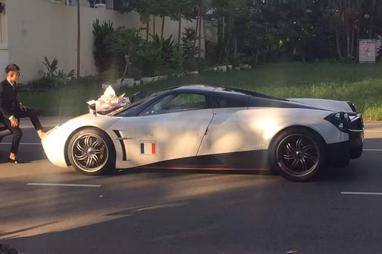 Ngoài việc sở hữu nội và ngoại thất siêu sang, siêu độc và ấn tượng, Thần gió Pagani Huayra còn sở hữu cho mình khối động cơ mạnh mẽ V12, tăng áp kép, dung tích 6.0 lít sản sinh công suất tối đa 720 mã lực, giúp chiếc xe tăng tốc từ 0 -100km/h chỉ trong 2,8 giây trước khi đat vận tốc tối đa 383km/h.